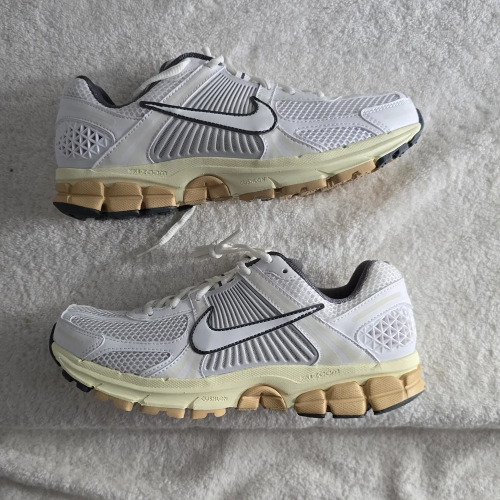 Nike Zoom Vomero 5 FJ2028-101 Men's Size 8.5/Women's Size 10 Summit White Shoes - Picture 4 of 5